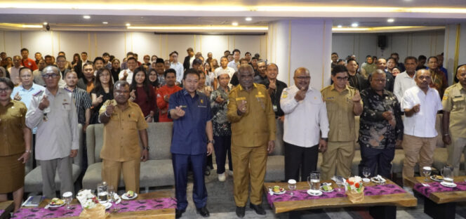 
					Tatap muka Wali Kota Jayapura, Abisai Rollo dengan wajib pajak. Foto: Natalya Yoku/KabarPapua.co