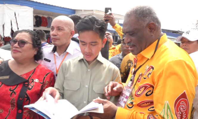 
					Wapres RI Gibran Rakabuming Raka kunjungi Pasar Youtefa, Wali Kota Jayapura Abisai Rollo serahkan proposal pembangunan pasar modern. (KabarPapua.co/Natalya Yoku)
