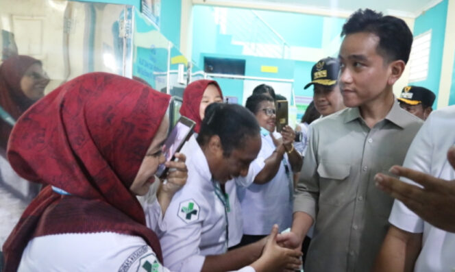 
					Wapres Gibran tinjau pelaksanaan program cek kesehatan gratis di Puskesmas Kampung Harapan, Sentani, Jayapura, Papua. (Foto dok: Diskominfo Papua)