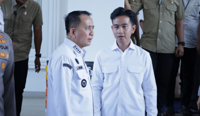 
					Pj Gubernur Papua Agus Fatoni menyambut kedatangan Wapres Gibran Rakabuming Raka beserta rombongan terbatas di Bandara Sentani. (Foto dok: Diskominfo Papua)