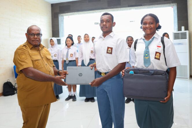 
					Pemberian laptop kepada paskibra tingkah Provinsi Papua Tengah dari Gubernur Meki Nawipa. Foto: Humas PPT