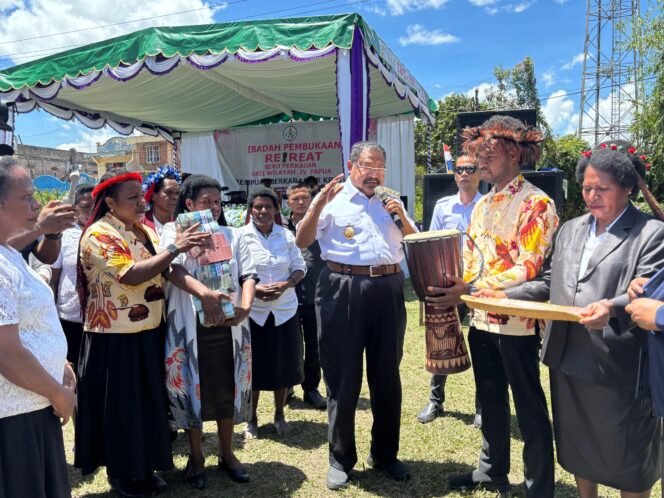 
					Gubernur Papua Pegunungan, Jhon Tabo saat memberikan bantuan pribadi senilai Rp500 juta dan membuka secara resmi Reat Reat Perkauan GKII Wilayah IV di Wamena. Foto: Agris Wistrijaya/KabarPapua.co

