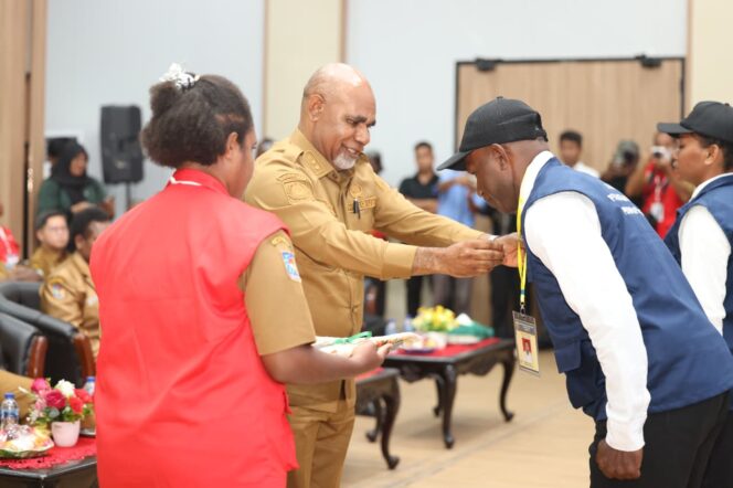 
					Wagub Papua Tengah, Deinas Geley resmi membuka Pelatihan Dasar (Latsar) CPNS. Foto: Humas PPT 