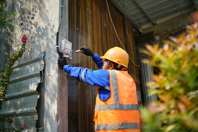 
					Ilustrasi petugas PLN. Foto: PLN