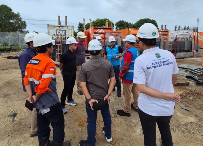 
					General Manager PT PLN (Persero) Unit Induk Wilayah Papua dan Papua Barat beserta jajaran manajemen melakukan pengecekan di power house PLTD Klasaman, Sorong. Foto