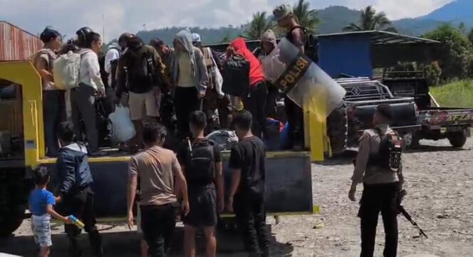 
					Warga Yalimo yang mengungsi ke sejumlah pos keamanan di Yalimo. Foto: Polres Yalimo