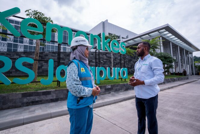 
					Petugas PLN berkoordinasi dengan salah satu pegawai Rumah Sakit Umum Pusat (RSUP) Jayapura terkait kebutuhan kelistrikan di Rumah Sakit Umum Pusat (RSUP) Jayapura. Foto: PLN Papua