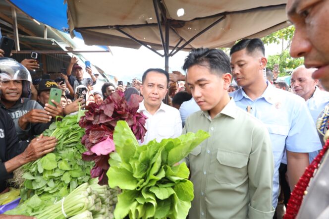 
					Wapres Gibran didampingi Pj Gubernur Papua, Agus Fathoni saat berbelanja di Pasar Youtefa. Foto: Diskominfo Papua
