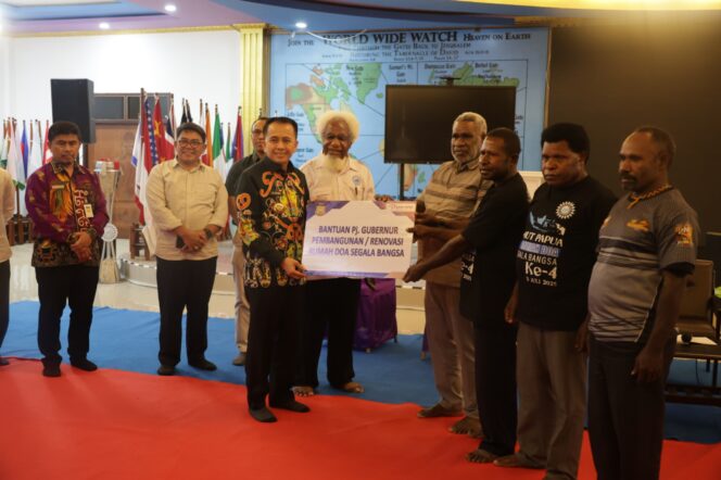 
					Pj Gubernur Papua, Agus Fathoni memberikan bantuan untuk Rumah Doa Segala Bangsa. Foto: Diskominfo Papua