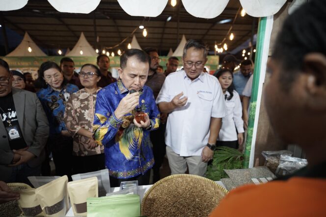 
					Pj Gubernur Papua, Agus Fatoni (batikk biru) bersama Kepala BI Papua usai membuka pagelaran tahunan Festival Kopi Papua ke-8 yang diselenggarakan oleh BI Papua. Foto: BI Papua
