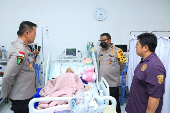 
					Kapolda Papua, Irjen Pol Patrige Renwarin menjenguk korban kerusuhan Yalimo. Foto: Humas Polda Papua