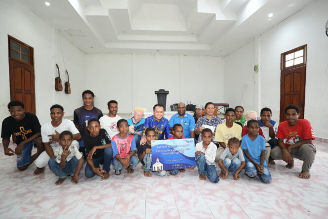 
					Pj Gubernur Papua, Agus Fathoni saat menyerahkan bantuan untuk gereja dan panti asuhan di Keerom. Foto: Diskominfo Papua.