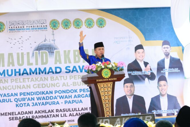 
					Penjabat (Pj) Gubernur Papua Agus Fatoni menghadiri peringatan Maulid Akbar Nabi Muhammad SAW 1447 H di Yayasan Pondok Pesantren Daryl Qur’an Wadda’wah, Argapura, Jayapura. Foto: Diskominfo Papua
