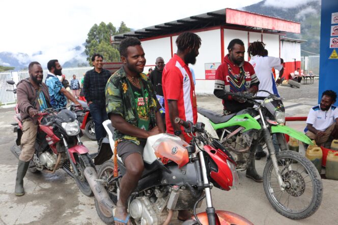 
					Antrian BBM di Papua Pegunungan. Foto: Pertamina Patra Niaga Papua Maluku