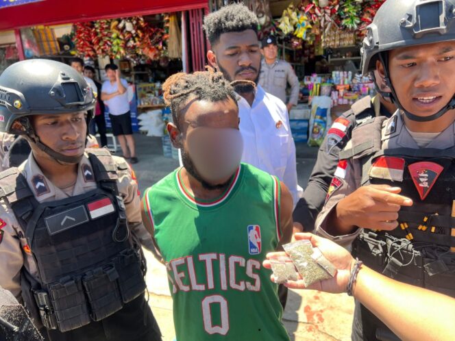 
					Pemuda tertangkap tangan membawa ganja saat razia Polres Jayawijaya. Foto: Humas Polres Jayawijaya