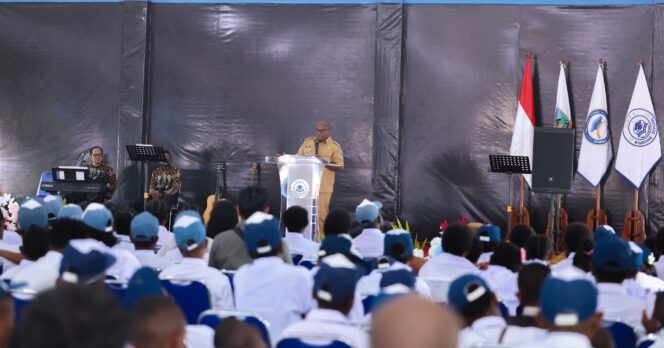 
					 Gubernur Provinsi Papua Tengah Meki Nawipa meresmikan Sekolah Terpadu dan Training Guru Mepa Boarding, Selasa 30 September 2025.  Foto: Humas PPT