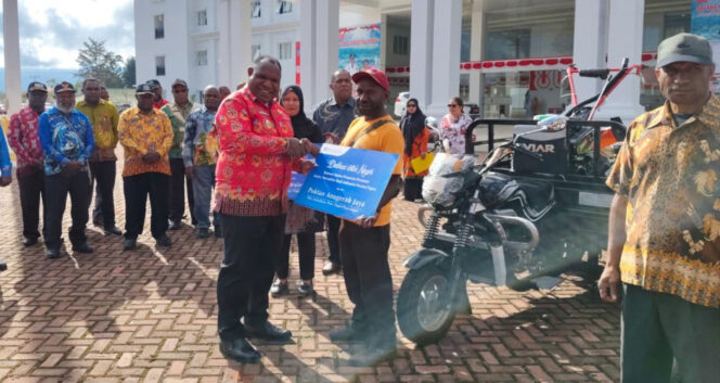 
					Bupati Jayawijaya, Atenius Murip saat menyerahkan bantuan alat pertanian kepada kelompok tani setempat. Foto: Kominfo Jayawijaya