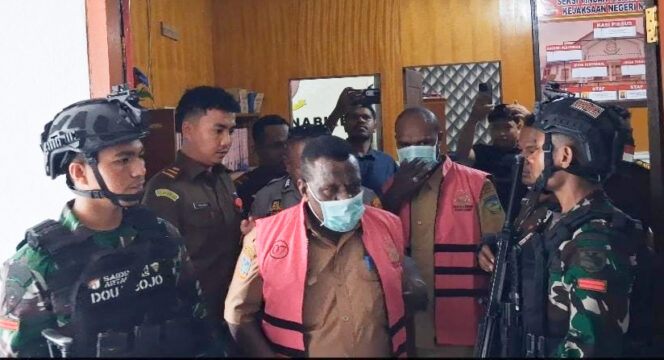 
					Dua tersangka dugaan korupsi perjalanan fiktif DPRK Nabire TA 2023. Foto: Vero/KabarPapua.co