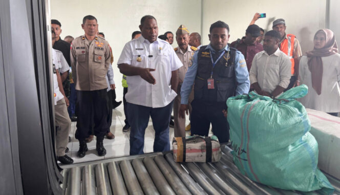 
					Bupati Jayawijaya, Atenius Murip saat melihat dari dekat fasilitas di Terminal Kargo Bandara Wamena. Foto: Agris Wistrijaya/KabarPapua.co