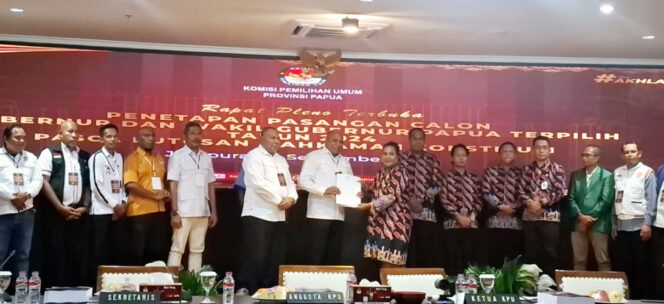 
					KPU Papua menyerahkan surat penetapan pasangan MARIYO sebagai Gubernur dan Wakil Gubernur Papua terpilih 2025-2030