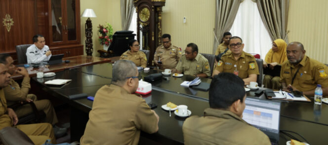 
					Pj Gubernur Papua, Agus Fatoni rapat bersama OPD. Foto: Diskominfo Papua.