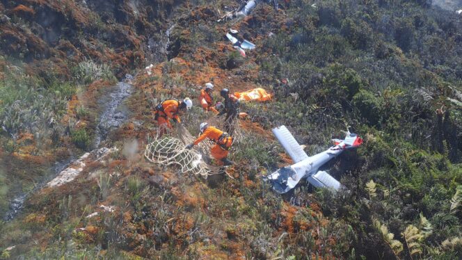 
					Tim SAR Timika evakuasi 4 jenazah penumpang helikopter PK IWS di Jila. Helikopter   jatuh di antara Ilaga dan Jila pada Rabu 10 September 2025. Foto: SAR Timika