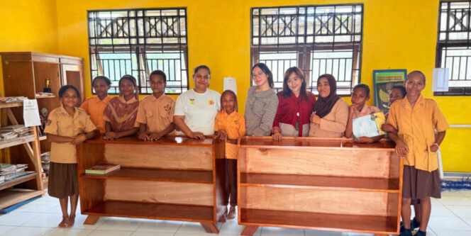 
					Rak buku dari PLN IP UBP Holtekamp untuk SD di perbatasan RI-PNG. Foto: PLN IP UBP Holtekamp.