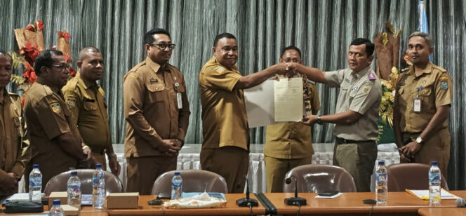 
					Penyerahan Sertifikat Tanah Sekolah Rakyat di Kampung Tatui oleh Kepala Kantor ATR/BPN Kepulauan Yapen, Priyo Pangarsa kepada Pemerintah Daerah .
Foto: Ainun Faathirjal/KabarPapua.co