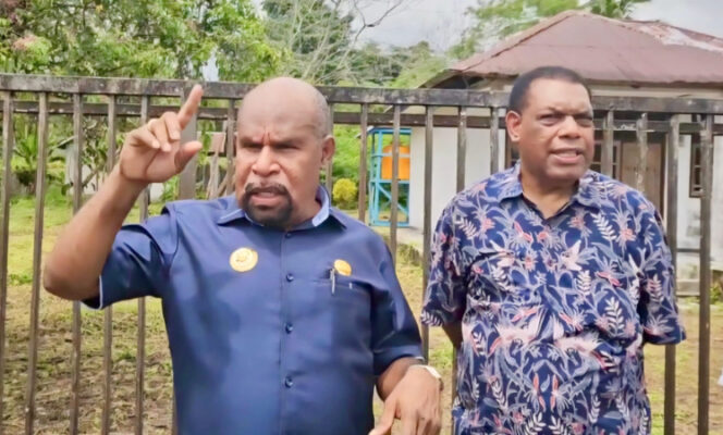 
					Bupati Jayapura Yunus Wonda saat melihat lokasi pembangunan dapur MBG di Kampung Kuipons, Distrik Nimboran. (Foto dok: jayapurakab.go.id)