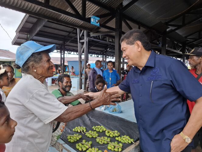 
					Anggota DPR RI Komisi XIII, Tonny Tesar saat menyerap aspirasi warga saat reses di Kabupaten Yapen. Foto: Ainun Faathirjal/Kabarpapua.co
