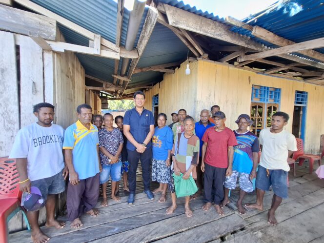 
					Anggota DPR Kabupaten (DPRK) Kepulauan Yapen, Rian Hendrik mengunjungi Kampung Adiwipi, Distrik Kepulauan Ambai, Senin 13 Oktober 2025 untuk menyerap aspirasi masyarakat.
Foto:  Ainun Faathirjal/KabarPapua.co
