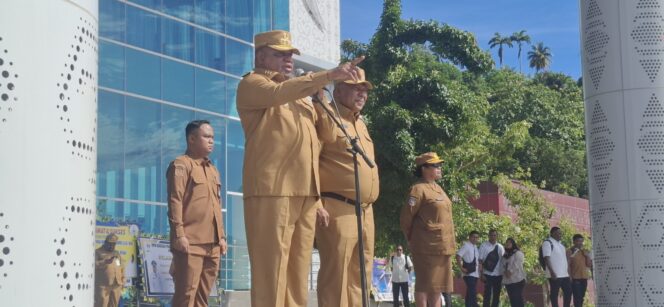
					Gubernur Papua, Matius Fakhiri saat memimpin apel perdana di halaman Kantor Gubernur Dok II Jayapura. Foto: Imelda/KabarPapua.co