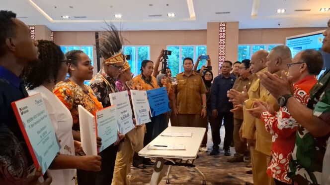 
					pelaku UMKM saat mendapatkan permodalan dari BRI yang disaksikan langsung oleh Gubernur Papua, Matius Fakhiri. 