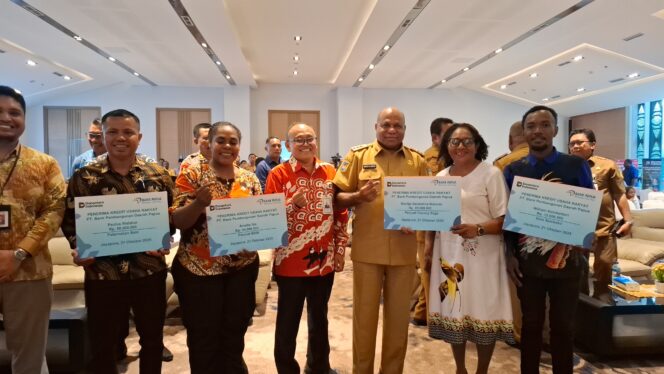 
					pelaku UMKM saat mendapatkan permodalan dari BRI yang disaksikan langsung oleh Gubernur Papua, Matius Fakhiri. Foto: Imelda/Kabarpapua.co 