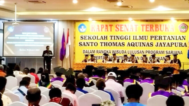 
					Pj Bupati Jayapura Semuel Siriwa ketika menghadiri acara wisuda STIPER Santo Thomas Aquinas Jayapura tahun akademik 2024/2025 Angkatan XV Tahun 2025. (Foto dok: jayapurakab.go.id)