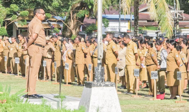 
					Plt Sekda Kepulauan Yapen Harold Wenno saat memimpin apel gabungan. (Foto dok: Humas Pemkab Kepulauan Yapen)
