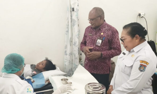 
					Kepala Perwakilan BKKBN Papua Sarles Brabar bersama tenaga kesehatan dan tim Puskesmas Serui Kota saat tinjau layanan KB MKJP. (KabarPapua.co/Ainun Faathirjal)