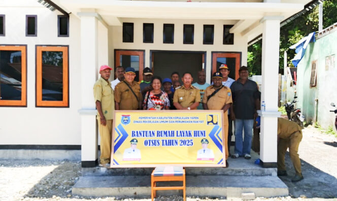 
					Wabup Kepulauan Yapen Roi Palunga saat menyerahkan bantuan rumah layak huni di Newi Serui. (Foto dok: Humas Pemkab Kepulauan Yapen)