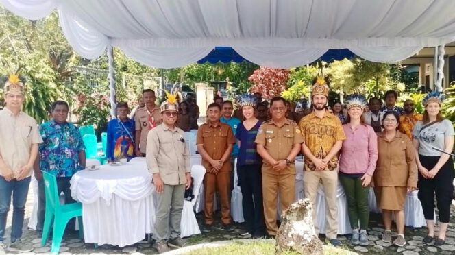 
					Foto bersama Penjabat Bupati Jayapura Semuel Siriwa, Kadis Lingkungan Hidup Jayapura Abdul Rahman Basri bersama pimpinan WWF Indonesia. (Foto dok: jayapurakab.go.id) 