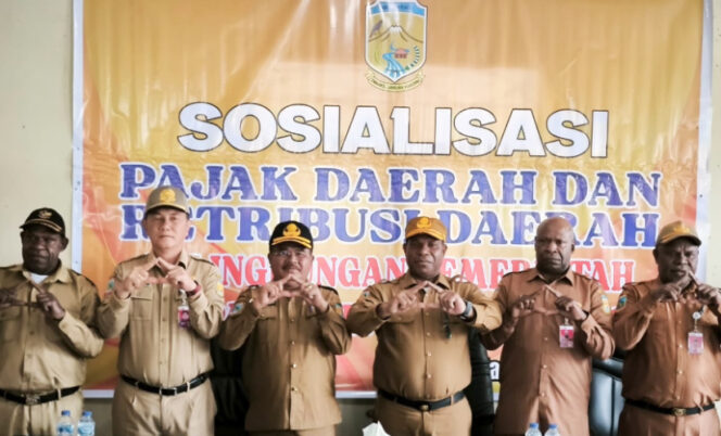 
					Plt Sekda Puncak Nenu Tabuni, mewakili Bupati Puncak didampingi Kepala Bapenda Puncak Fabianus Ado, dan para pimpinan OPD Puncak saat sosialisasi wajib pajak dan retribusi. (Foto dok: Diskominfo Puncak)