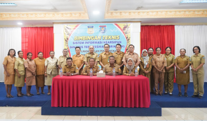 
					Staf Ahli Bupati Kepulauan Yapen Edi N. Mudumi bersama peserta usai membuka Bimtek Sistem Informasi Kearsipan Dinamis Terintegrasi (Srikandi) di Hotel Kelapa Dua, Serui. (Foto dok: Humas Pemkab Kepulauan Yapen)
