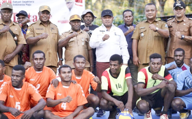 
					Wabup Jayapura, Haris Richard Yocku didampingi sejumlah perangkat daerah saat membuka turnamen Bola Voli di Kampung Bring, Distrik Kemtuk Gresi. (Foto dok: jayapurakab.go.id)