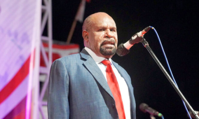 
					Bupati Jayapura Yunus Wonda saat memberi sambutan penutupan acara Malam Merah Putih. (Foto dok: jayapurakab.go.id))