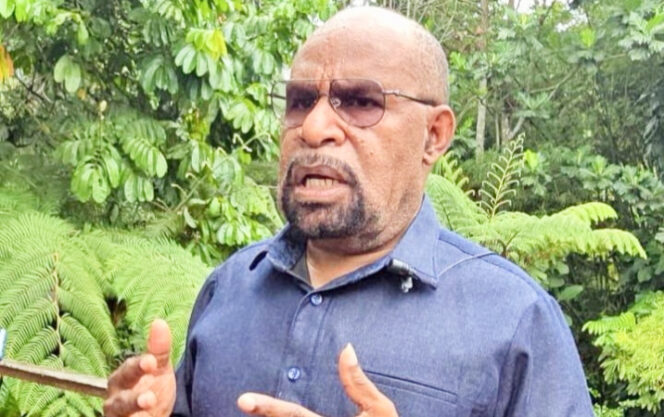 
					Bupati Jayapura, Yunus Wonda saat diwawancara wartawan. (Foto dok: jayapurakab.go.id)