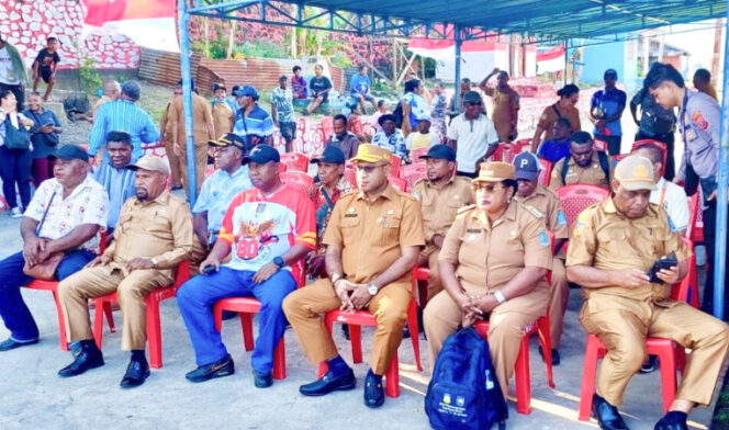 
					Bupati Jayapura, Yunus Wonda resmi membuka turnamen bola voli di Lapangan Bola Voli Kampung Putali, Distrik Ebungfauw. (Foto dok: jayapurakab.go.id)