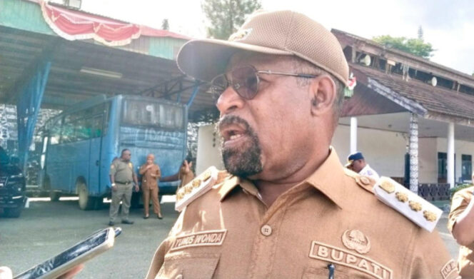 
					Bupati Jayapura, Yunus Wonda saat diwawancara wartawan di Lapangan Gunung Merah Sentani, Kantor Bupati Jayapura, Kabupaten Jayapura, Papua. (Foto: jayapurakab.go.id)