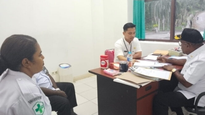 
					Bupati Jayapura Yunus Wonda saat berkantor di Dinas Kesehatan Kabupaten Jayapura. (Foto dok: jayapurakab.go.id)