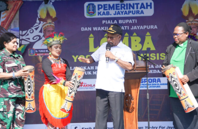 
					Bupati Jayapura  Yunus Wonda saat membuka Lomba Tari Yospan dan Wisisi di Kantor Bupati Jayapura. (Foto dok: jayapurakab.go.id)