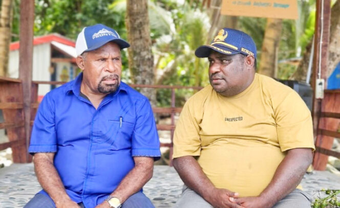 
					Saat meninjau kondisi Gereja GKI Yongsu Spari, Bupati Jayapura, Yunus Wonda didampingi pemuda setempat. (Foto dok: jayapurakab.go.id)