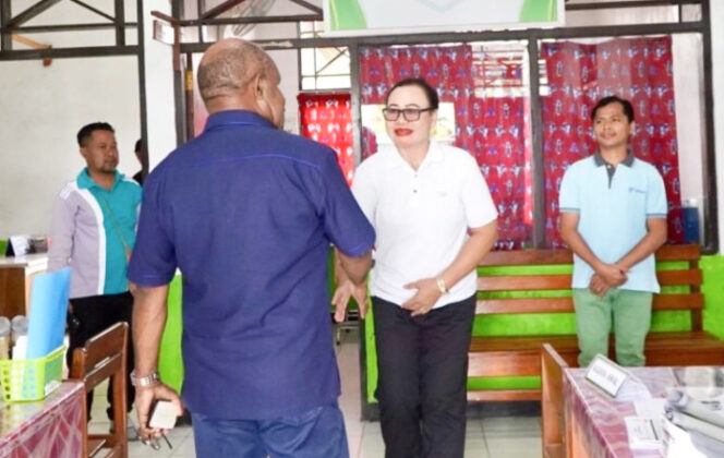 
					Bupati Jayapura,  Yunus Wonda bersama Plt. Kepala Puskesmas Nimbokrang, Yakoba Bagre, ketika berdialog dan memberi pernyataan tentang pelayanan kesehatan di Puskesmas Nimbokrang, Distrik Nimbokrang. (Foto dok: jayapurakab.go.id)